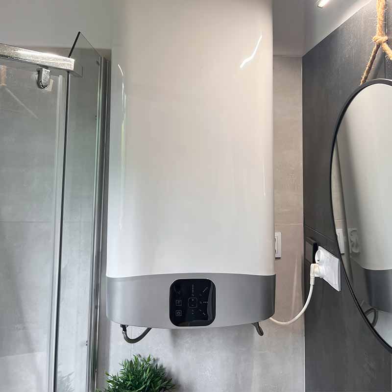 Ballon d'eau chaude dans une salle de bain