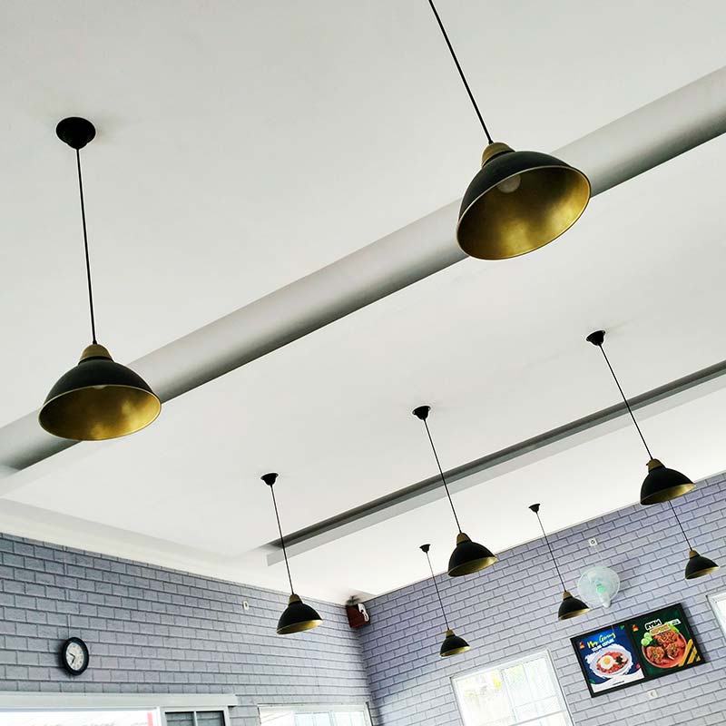 Plafonds suspendus dans locaux professionnels avec luminaires suspendus