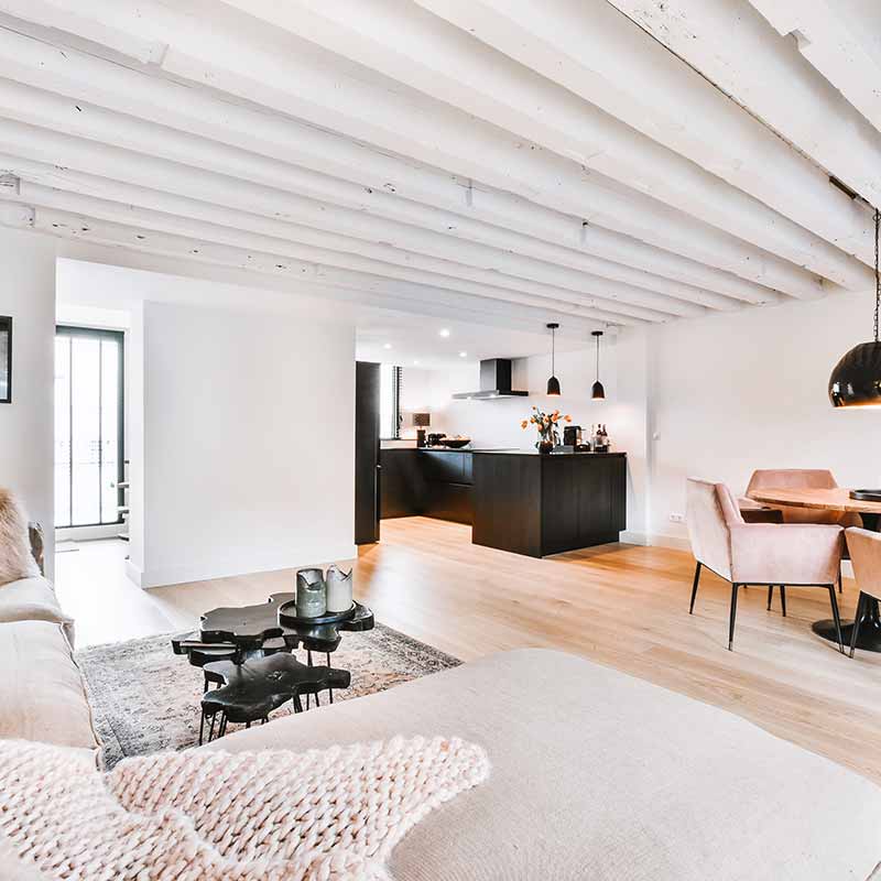 Salon de maison avec cuisine ouverte